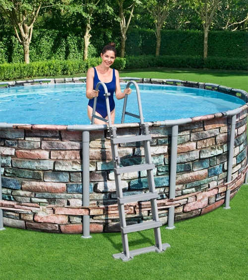 Nadzemný bazén pre dedinskú záhradu vyzerá ako kameň