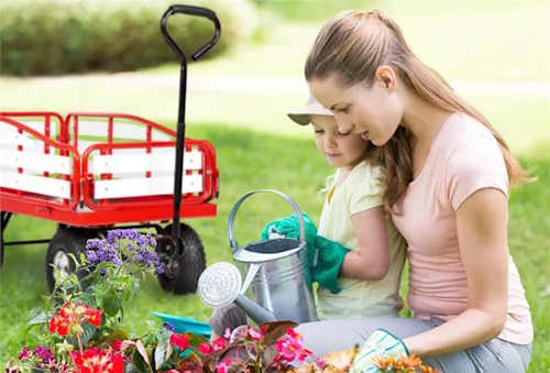 Prepravný vozík je neoceniteľným pomocníkom pri starostlivosti o záhradu