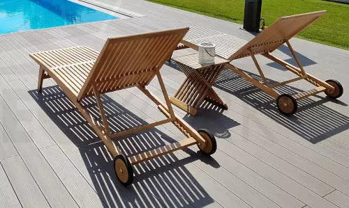 Elegantné drevené ležadlá pri bazéne