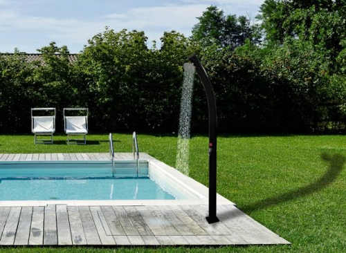 Dizajn solárnej sprchy pre záhradný bazén