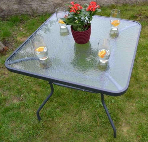 Štvorcový kovový záhradný stôl so sklenenou doskou