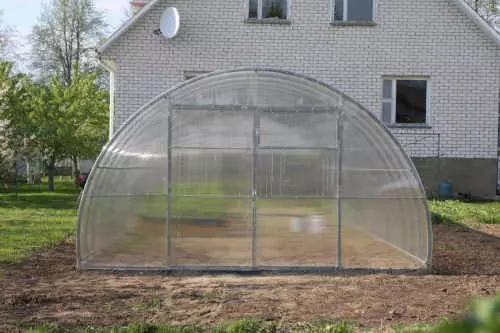 Vonkajší skleník s pevnou konštrukciou