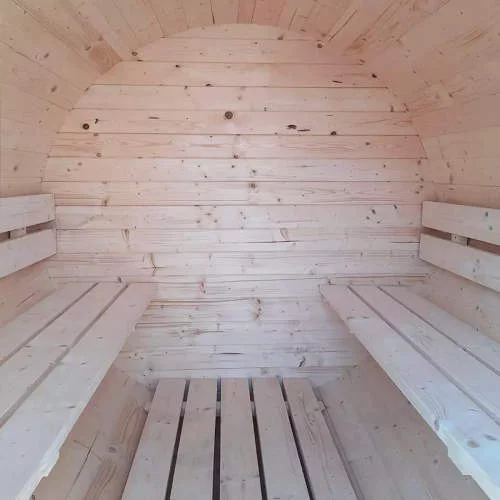V záhradnej saune je dostatok miesta pre niekoľko osôb